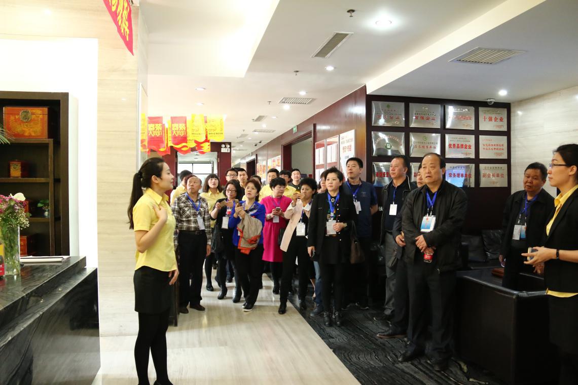 客服為皇姑區(qū)人大代表進(jìn)行講解