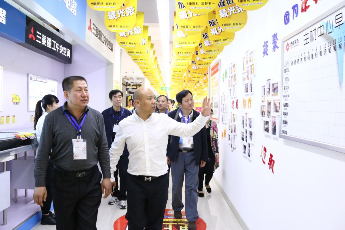 方林集團(tuán)董事長(zhǎng)王水林陪同皇姑區(qū)人大代表參觀方林家居體驗(yàn)館