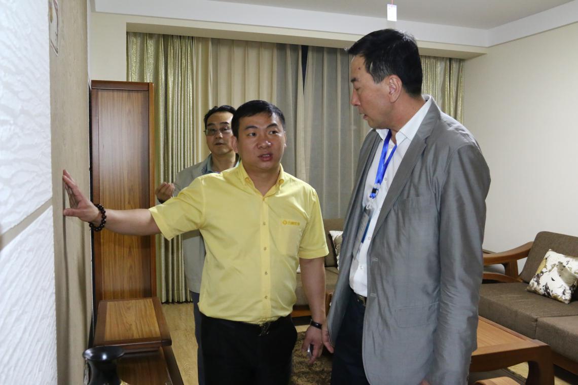 方林裝飾總經(jīng)理高宣為皇姑區(qū)人大代表講解