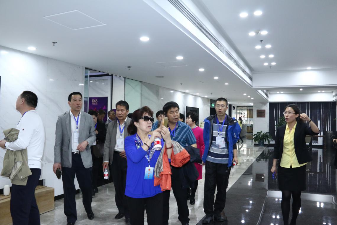 工作人員向代表團(tuán)介紹方林裝飾的工程案例