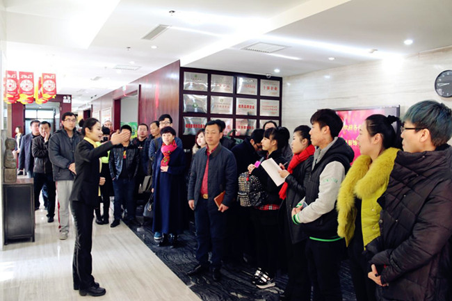 盤(pán)錦市奧馬漆業(yè)有限公司考察團(tuán)參觀方林裝飾