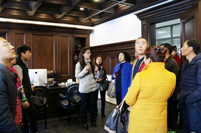 盤(pán)錦市奧馬漆業(yè)有限公司考察團(tuán)參觀方林裝飾