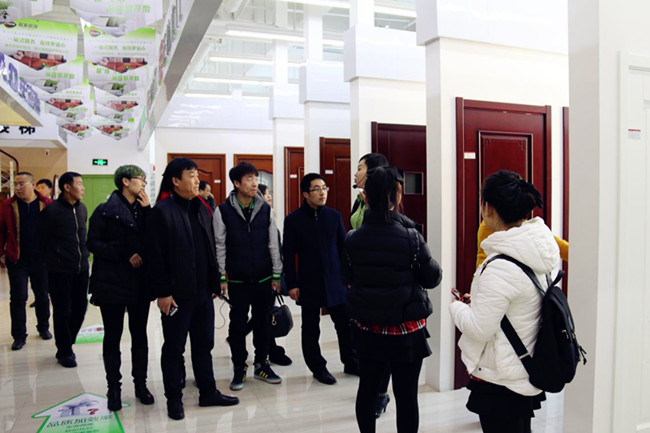 盤(pán)錦市奧馬漆業(yè)有限公司考察團(tuán)參觀方林裝飾